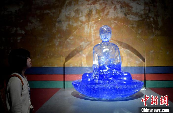圖為觀眾正在欣賞展覽中的雕塑作品?！±盍?攝