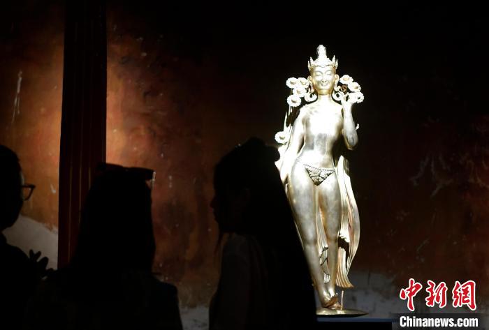 圖為觀眾正在欣賞展覽中的雕塑作品《八萬(wàn)四千年》。　李林 攝