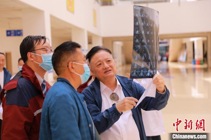 上海專家們采用“一對(duì)一”指導(dǎo)等方式，帶動(dòng)日喀則市人民醫(yī)院科室、醫(yī)生業(yè)務(wù)水平的提升?！∩虾＝淮筢t(yī)學(xué)院供圖