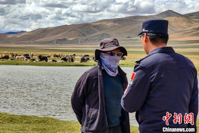 資料圖為民警何宗源在公珠湖了解牧民情況。　龍小鳳 攝