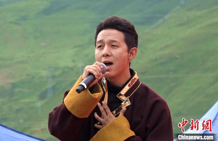圖為藝人為開幕式獻(xiàn)唱。　貢桑拉姆 攝