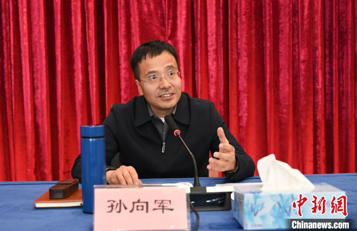 圖為西藏自治區(qū)黨委宣傳部副部長、自治區(qū)社科院黨組書記孫向軍主持活動?！≮w朗 攝