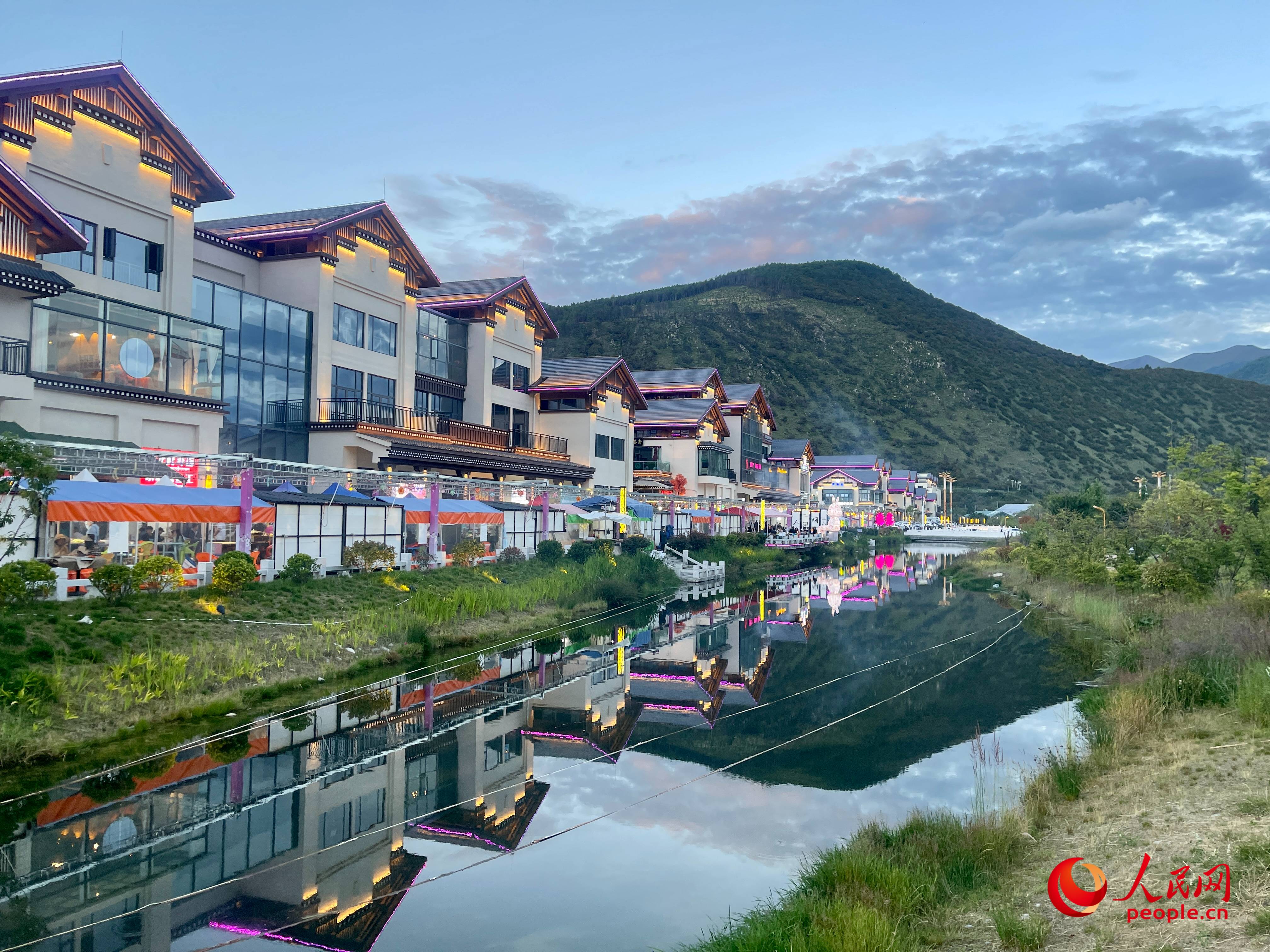 工布公園的一角，風(fēng)景秀麗。人民網(wǎng) 周靜圓攝