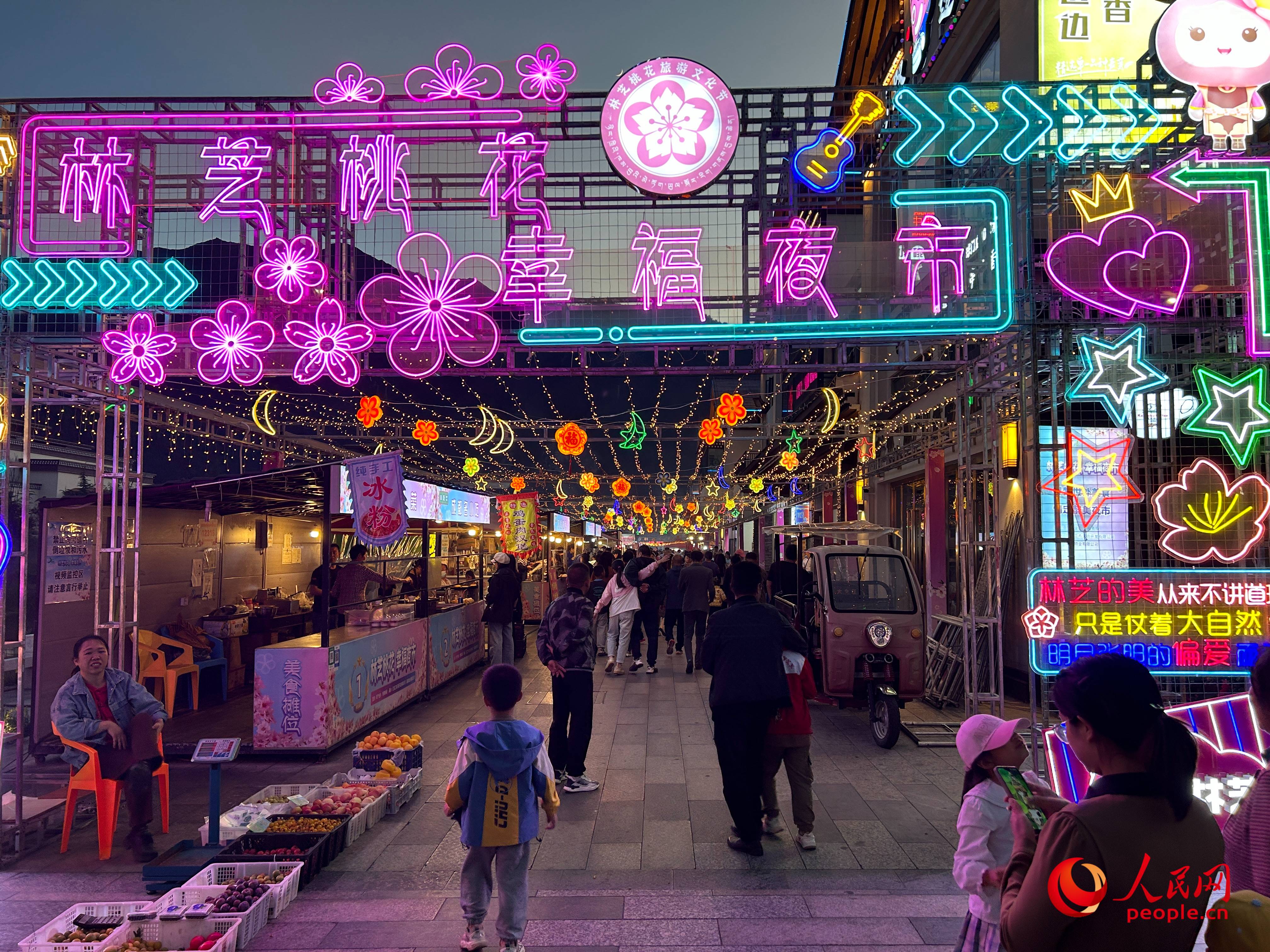 工布公園里的夜市，人來人往。人民網(wǎng) 周靜圓攝
