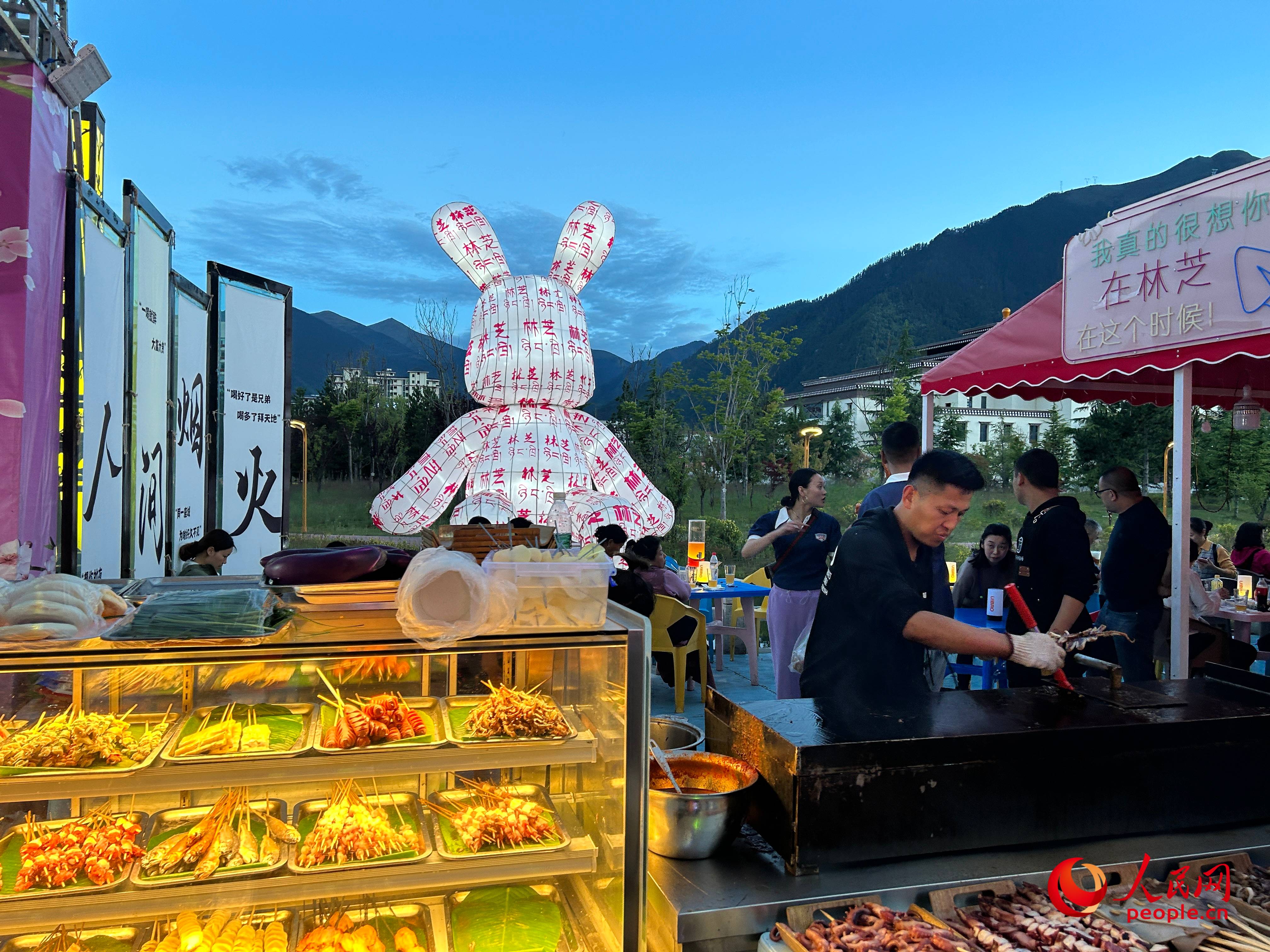 工布公園里的夜市，滿滿“煙火氣”。人民網(wǎng) 周靜圓攝