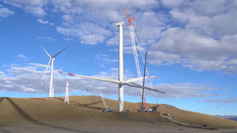 西藏措美哲古風(fēng)電場首批3.6兆瓦風(fēng)電機(jī)組吊裝。受訪者供圖