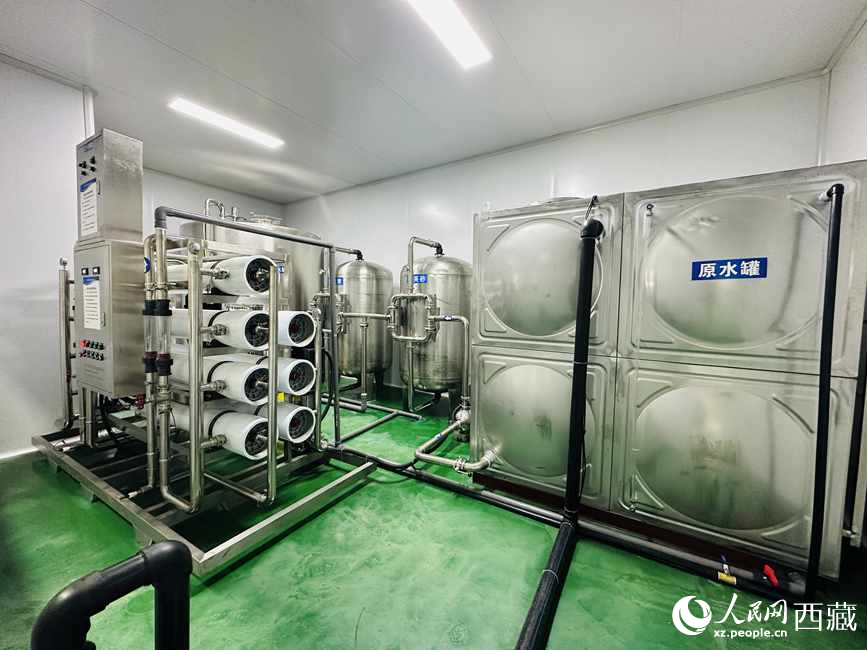 “色達牙泉”礦泉水（桶裝水）生產(chǎn)加工基地。人民網(wǎng)記者 次仁羅布攝