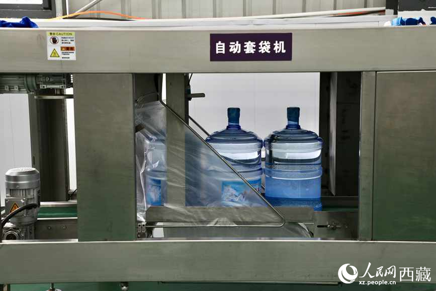 “色達牙泉”礦泉水（桶裝水）生產(chǎn)加工基地。人民網(wǎng)記者 次仁羅布攝
