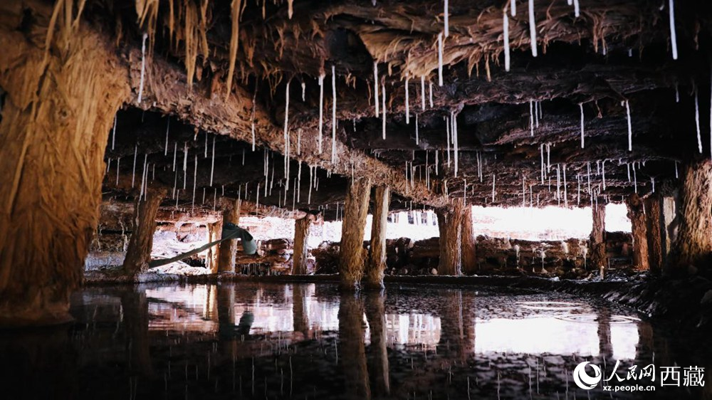 鹽田鹵水滲下的鹽柱。人民網(wǎng)記者 次仁羅布攝