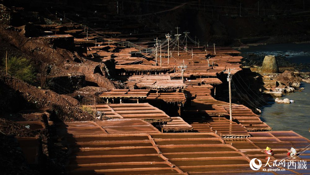 大大小小數(shù)千塊鹽田，形成一道絕美的風(fēng)景線。人民網(wǎng)記者 次仁羅布攝
