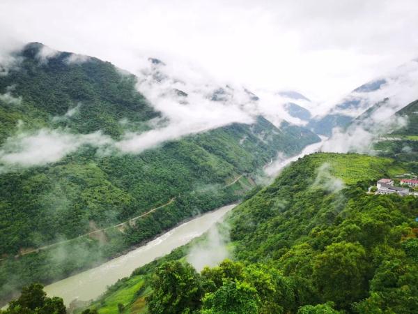 幾代建設(shè)者，歷經(jīng)半個(gè)多世紀(jì)完成！這是一條怎樣的公路？