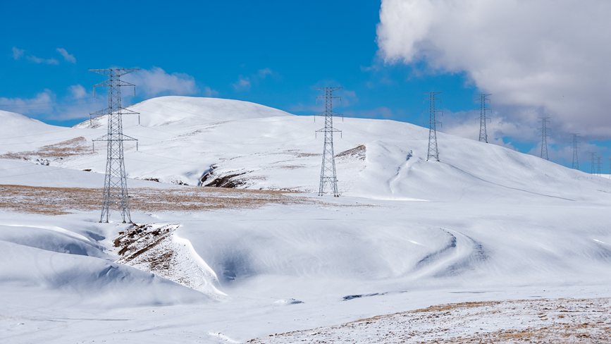 西藏自治區(qū)那曲市冰天雪地里的電網(wǎng)。趙清鵬攝