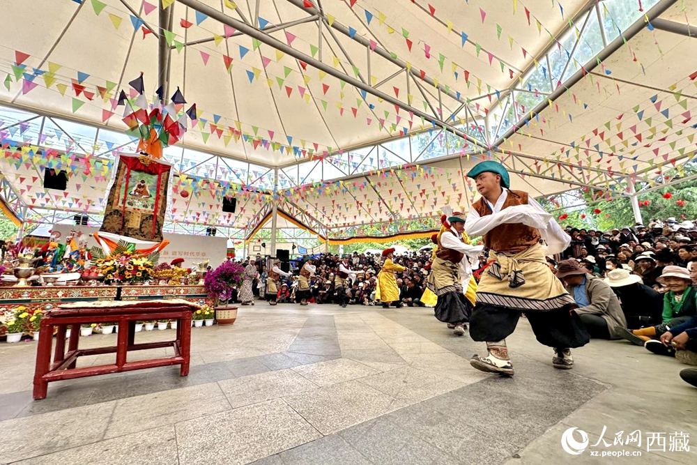 拉薩市宗角祿康公園舉行傳統(tǒng)藏戲劇目展演。