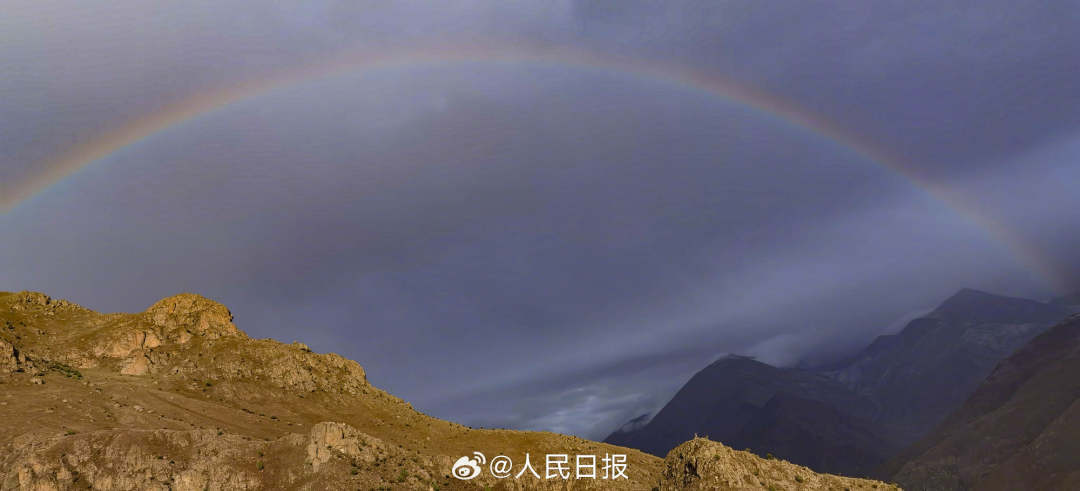 接好運(yùn)！青藏高原現(xiàn)巨大彩虹橋