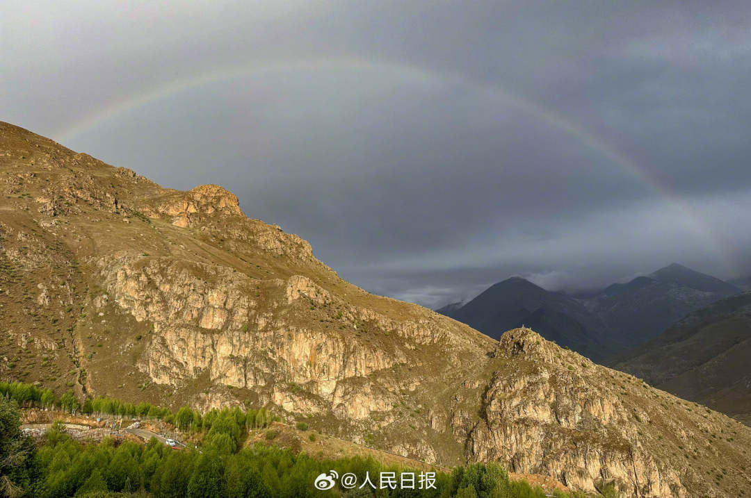 接好運(yùn)！青藏高原現(xiàn)巨大彩虹橋