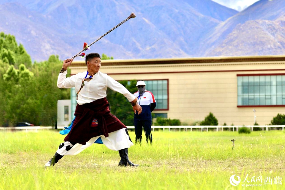 參賽選手在拉薩首屆農(nóng)牧民運(yùn)動(dòng)會(huì)上進(jìn)行“古朵”比賽（“古朵”指的是用牦牛毛或者山羊毛編織成的拋石繩，可以將石頭投擲到較遠(yuǎn)的地方，是牧民們用來(lái)放牧的工具）。