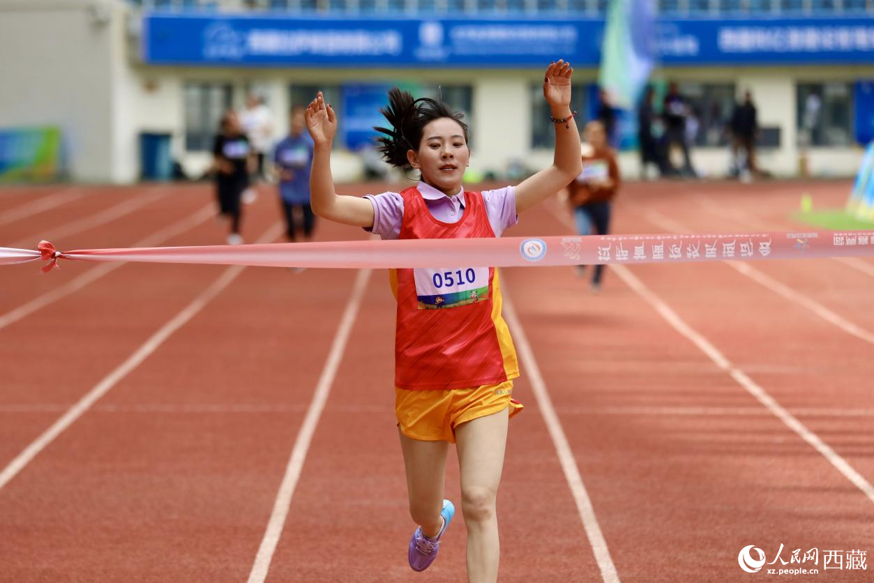 女子400米競(jìng)速賽實(shí)況。