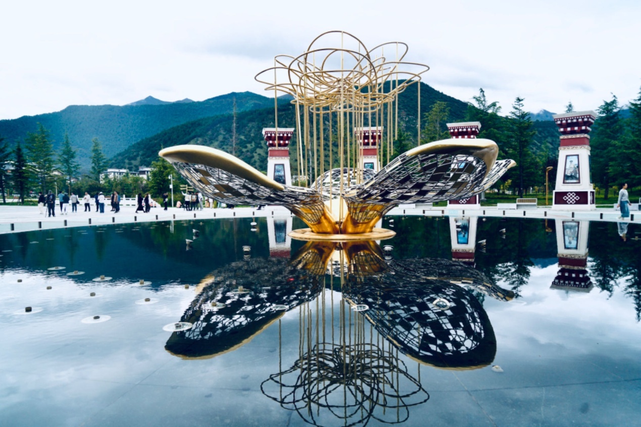 工布公園里的桃花主題雕塑——萬樹桃花。人民網(wǎng)記者 益西康珠攝