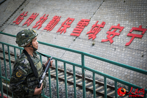 武警西藏總隊拉薩支隊執(zhí)勤八大隊官兵在鐵路旁執(zhí)勤。支翔宇 攝