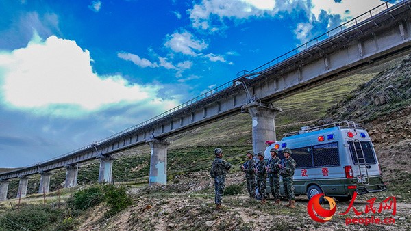 武警西藏總隊拉薩支隊執(zhí)勤八大隊官兵進行護路演練以應(yīng)對突發(fā)情況。張磊 攝