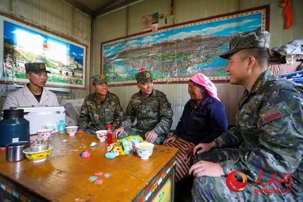 武警西藏總隊拉薩支隊執(zhí)勤八大隊官兵慰問藏族老人。何騰海 攝