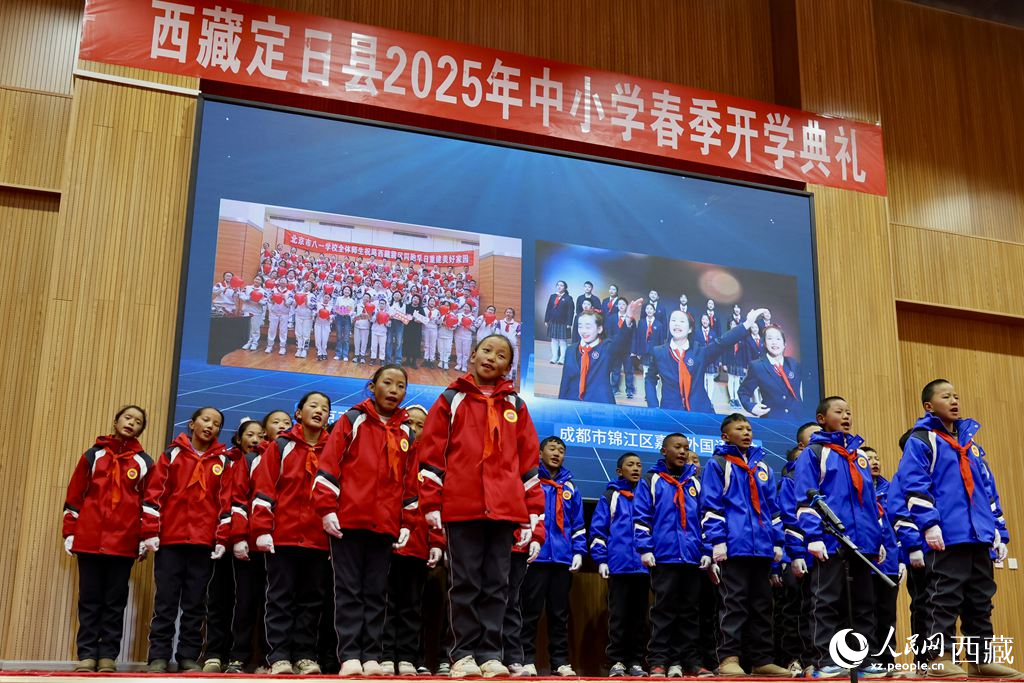 定日縣中小學(xué)生代表與北京市八一學(xué)校、成都市錦江區(qū)嘉祥外國(guó)語學(xué)校的師生一同唱響《把未來點(diǎn)亮》，迎來開學(xué)第一課。人民日?qǐng)?bào)記者 鮮敢攝