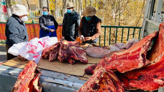 圖為市民正在買牛肉，本報(bào)記者 格桑倫珠攝(3737723)-20221201105107(1).jpg