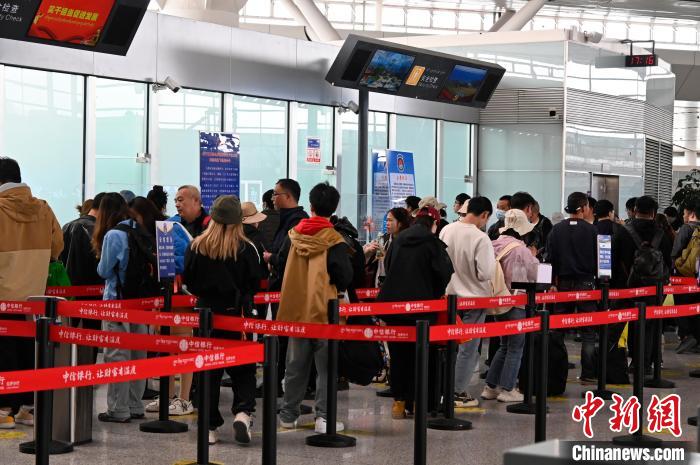 圖為“五一”期間，拉薩貢嘎機(jī)場旅客密集出行?！≡黝D珠 攝