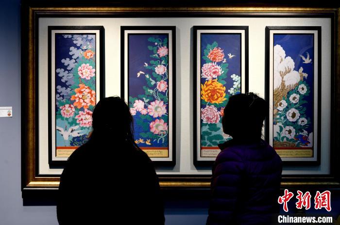 圖為5月16日，觀眾正在欣賞展覽中的新創(chuàng)唐卡作品。　李林 攝
