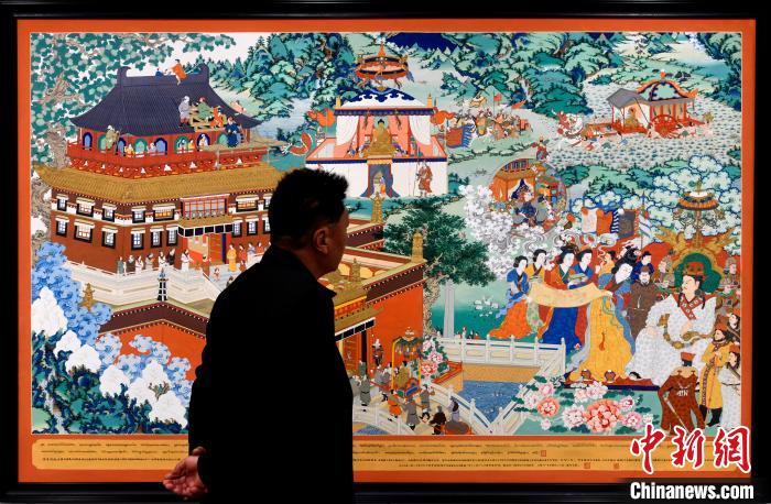 圖為5月16日，觀眾正在欣賞展覽中的新創(chuàng)唐卡作品?！±盍?攝