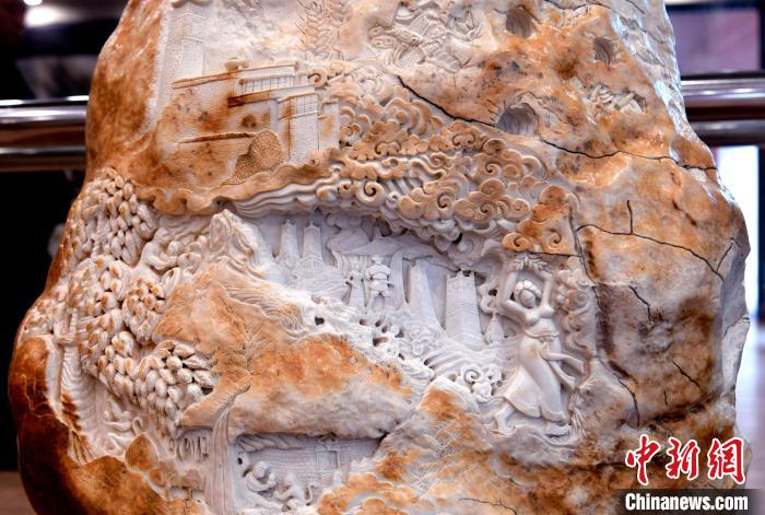 圖為5月16日，展覽中的漢白玉雕作品《猴子變?nèi)恕贰！±盍?攝