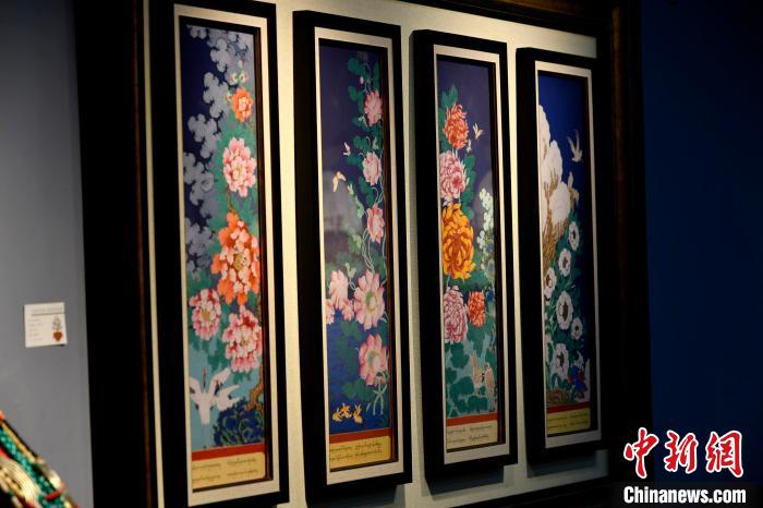 圖為5月16日，展覽中新創(chuàng)唐卡作品《四季花》。　李林 攝