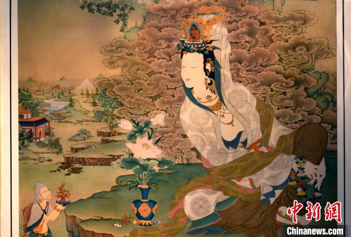 圖為5月16日，展覽中新創(chuàng)唐卡作品《靜息觀音》(局部)?！±盍?攝