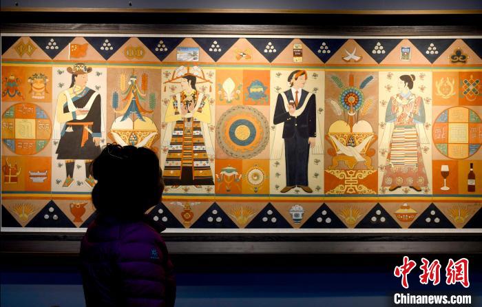 圖為5月16日，觀眾正在欣賞展覽中的新創(chuàng)唐卡作品?！±盍?攝
