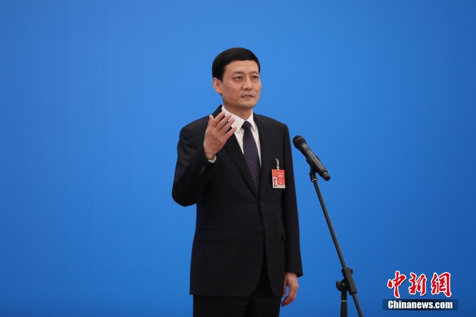 3月8日，第十三屆全國(guó)人民代表大會(huì)第四次會(huì)議舉行第二場(chǎng)“部長(zhǎng)通道”采訪活動(dòng)。圖為中國(guó)工業(yè)和信息化部部長(zhǎng)肖亞慶通過(guò)網(wǎng)絡(luò)視頻方式接受采訪。 <a target='_blank' ><p  align=
