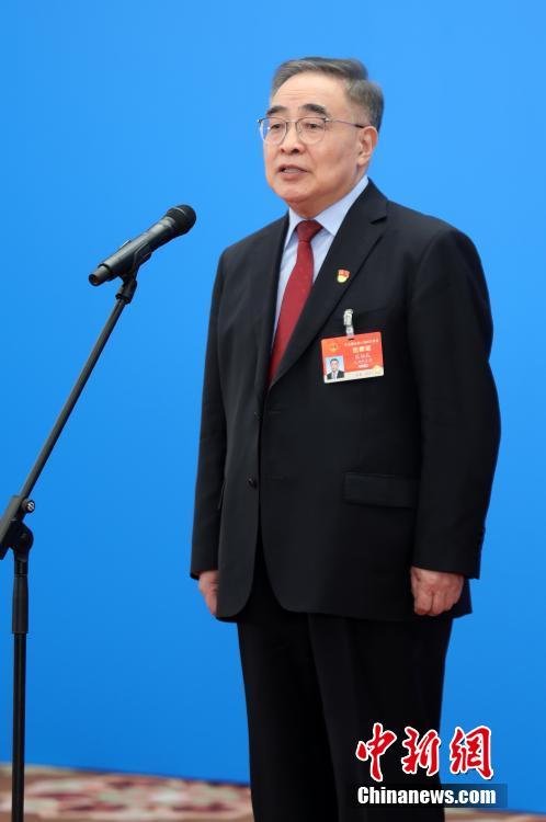 3月8日，第十三屆全國(guó)人民代表大會(huì)第四次會(huì)議舉行第二場(chǎng)“代表通道”采訪活動(dòng)。圖為全國(guó)人大代表張伯禮通過網(wǎng)絡(luò)視頻方式接受采訪。 <a target='_blank' ><p  align=