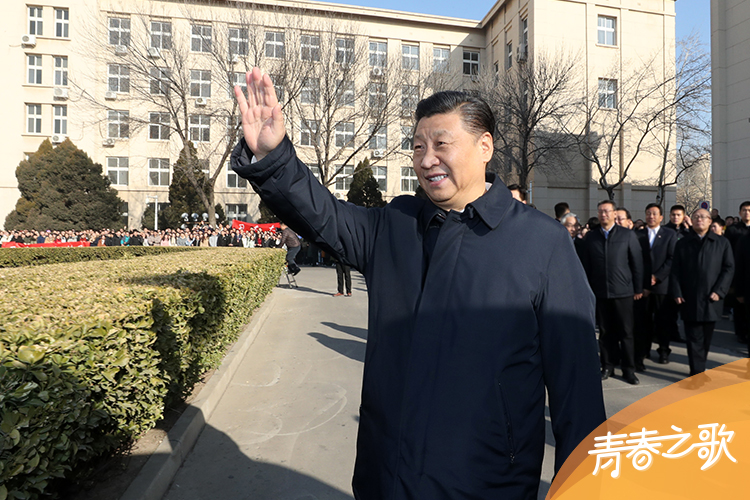 2019年1月17日，習(xí)近平在天津南開大學(xué)向?qū)W生揮手致意。