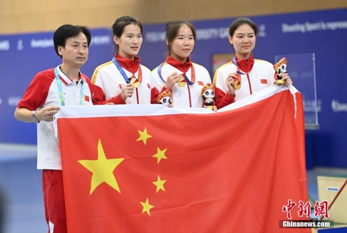 8月1日，第31屆世界大學(xué)生夏季運動會女子25米手槍團體決賽在四川成都舉行，中國隊獲得冠軍。圖為中國隊選手熊亞瑄(左二)、林雅茜(右二)、王珂怡(右一)等站在領(lǐng)獎臺上合影。<a target='_blank' href='/'><p  align=