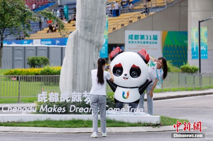志愿者在比賽場館外與吉祥物景觀合影。<a target='_blank' href='/'><p  align=